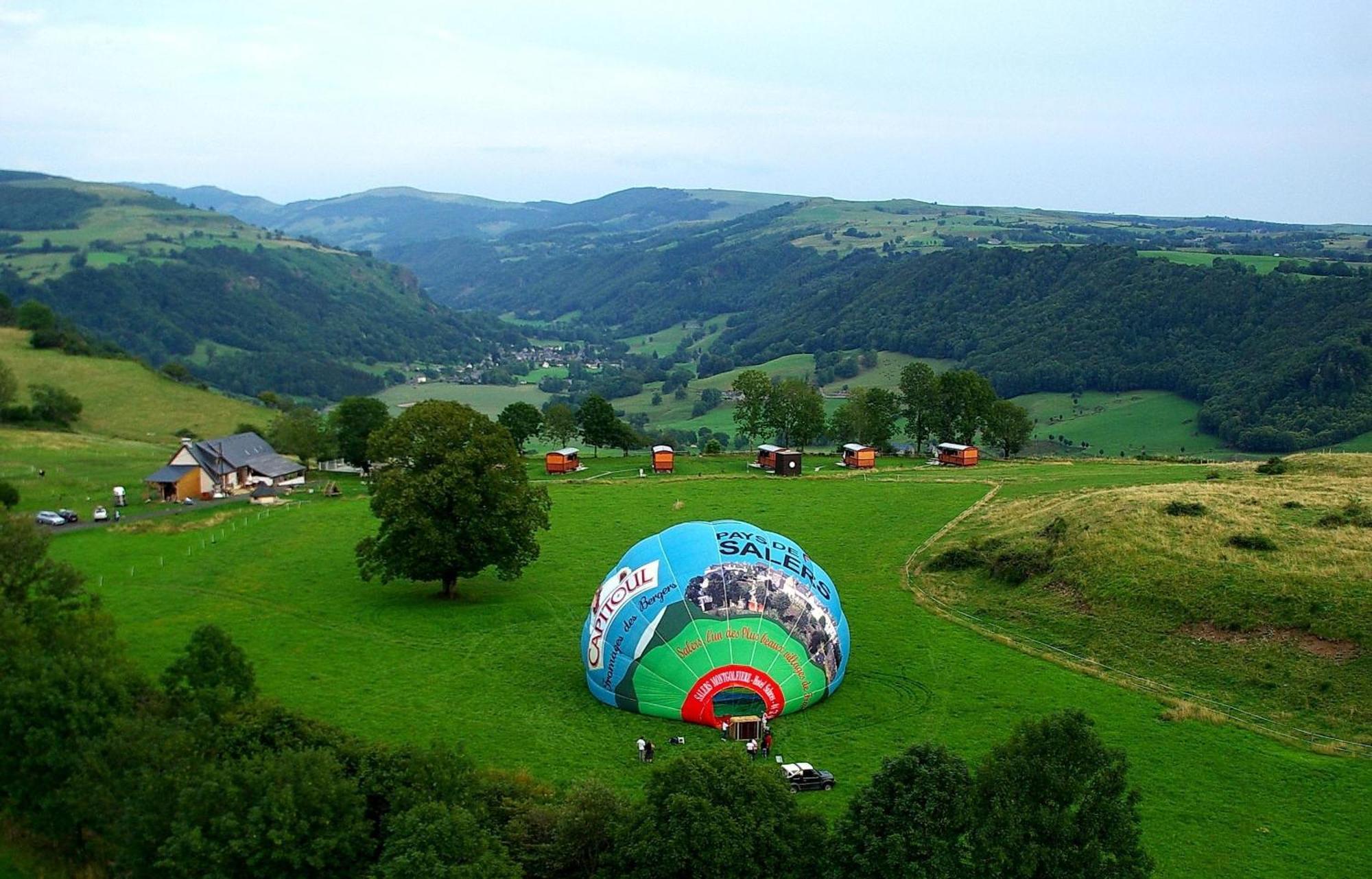 منزل الضيف Saint-Martin-Valmeroux  في Domaine De La Chaux De Revel المظهر الخارجي الصورة